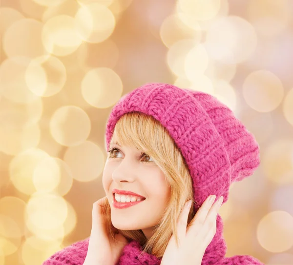 Kış giysileri içinde gülümseyen genç kadın — Stok fotoğraf
