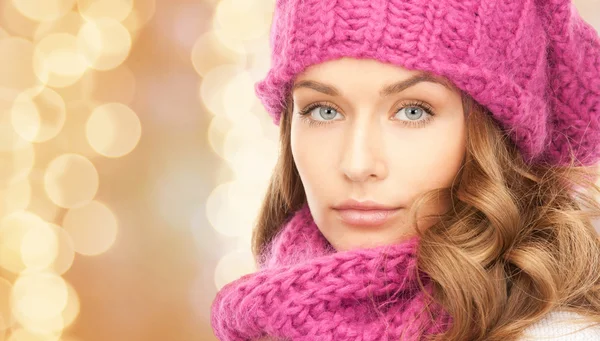 Nahaufnahme einer jungen Frau in Winterkleidung — Stockfoto