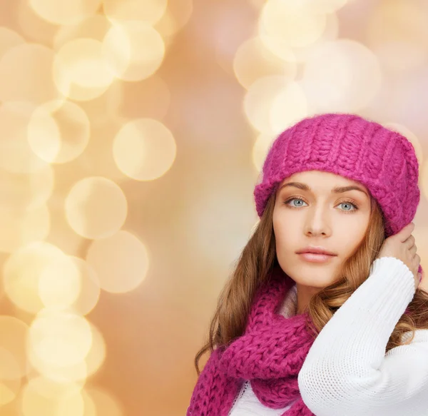 Mujer joven sonriente en ropa de invierno — Foto de Stock