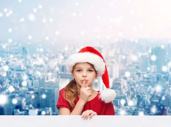 Santa yardımcı şapkalı küçük kız gülümseyerek — Stok fotoğraf