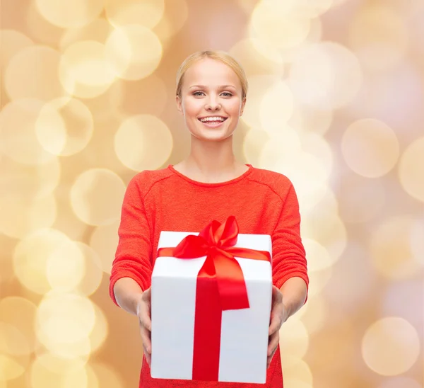 Mujer sonriente en ropa roja con caja de regalo —  Fotos de Stock