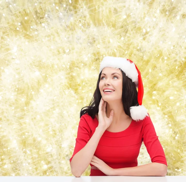 Mujer sonriente en sombrero de ayudante de santa — Foto de Stock