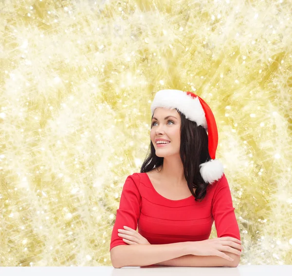 Femme souriante dans le chapeau d'aide du Père Noël — Photo