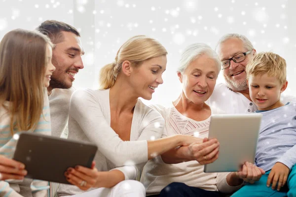 Família sorrindo com computadores tablet pc em casa Fotos De Bancos De Imagens Sem Royalties