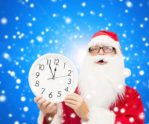 Homme en costume de Père Noël claus avec horloge — Photo