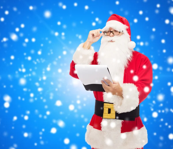 Mann im Weihnachtsmannkostüm mit Notizblock — Stockfoto