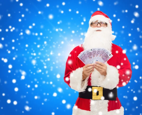 Homme en costume de Père Noël claus avec de l'argent en euros — Photo