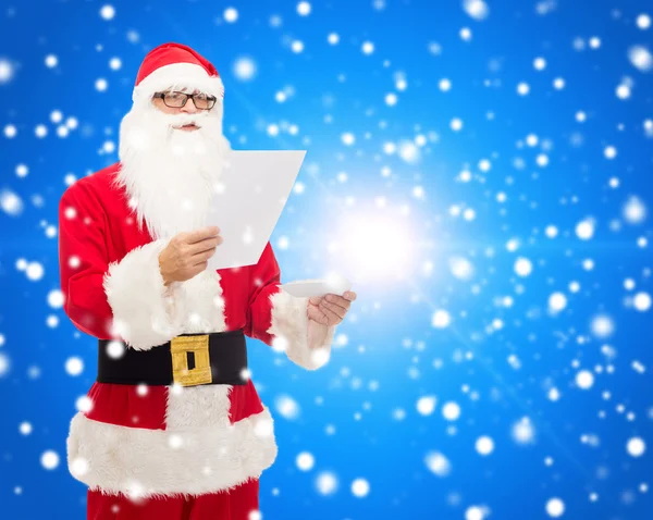 Uomo in costume di Babbo Natale con lettera — Foto Stock