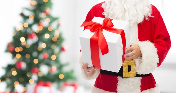 Человек в костюме Санта-Клауса с подарочной коробкой — стоковое фото