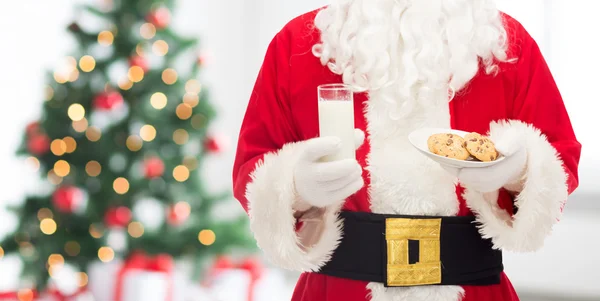 Närbild på jultomten med mjölk och kakor — Stockfoto
