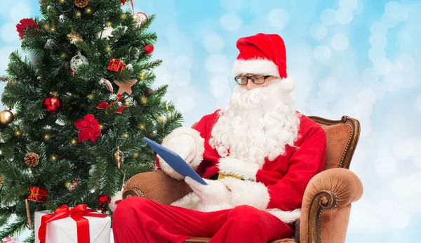 Muž v kostýmu santa Clause s tablet pc — Stock fotografie