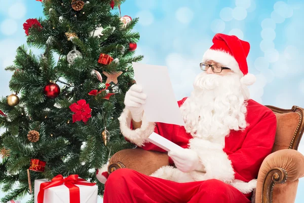 Mann im Kostüm von Weihnachtsmann mit Buchstaben — Stockfoto