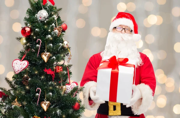 Man in costume of santa claus with gift box — Stock Photo, Image