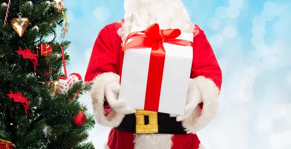 Homme en costume de Père Noël claus avec boîte cadeau — Photo