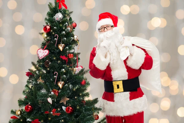 Weihnachtsmann mit Tasche und Weihnachtsbaum — Stockfoto