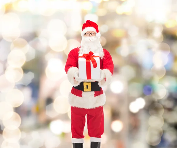 Man in costume of santa claus with gift box — Stock Photo, Image