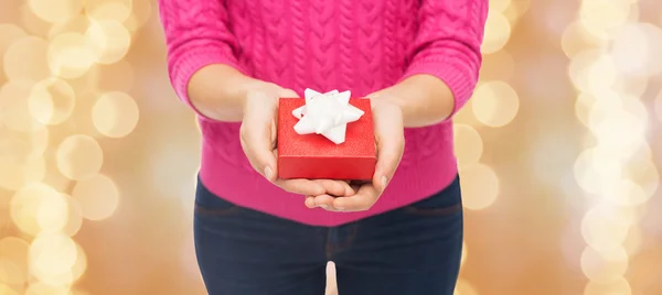 Primer plano de la mujer en suéter rosa celebración caja de regalo — Foto de Stock