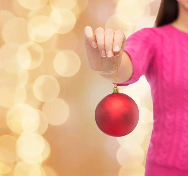 Close up de mulher em suéter com bola de Natal — Fotografia de Stock