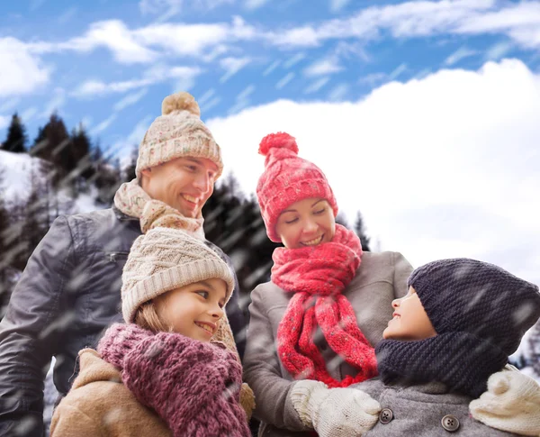 In de winterkleren buitenshuis en gelukkige familie — Stockfoto