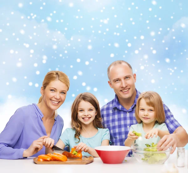 Famiglia felice con due bambini che preparano la cena a casa — Foto Stock