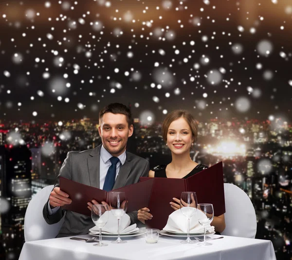 Couple souriant avec menus au restaurant — Photo