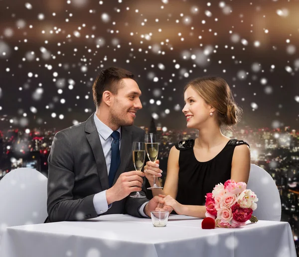 Smiling couple at restaurant — Stock Photo, Image