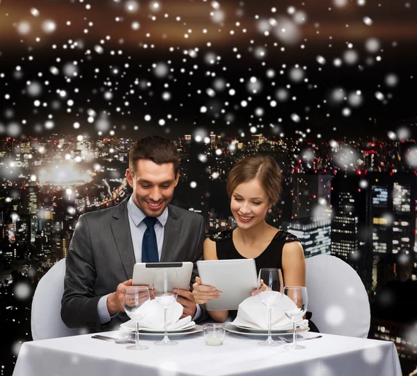 Smiling couple at restaurant — Stock Photo, Image