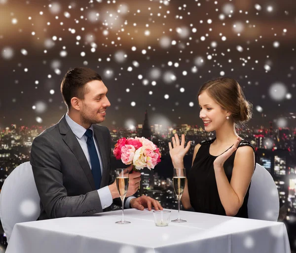 Lachende paar in restaurant — Stockfoto