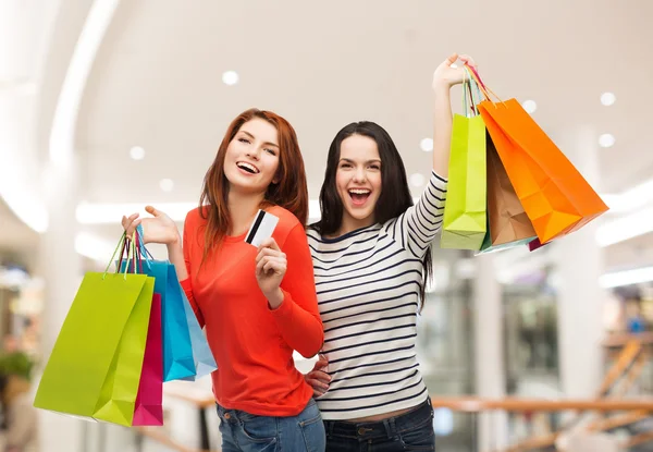 Dos adolescentes sonrientes con bolsas de compras —  Fotos de Stock