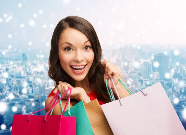 Mujer sonriente con coloridas bolsas de compras — Foto de Stock