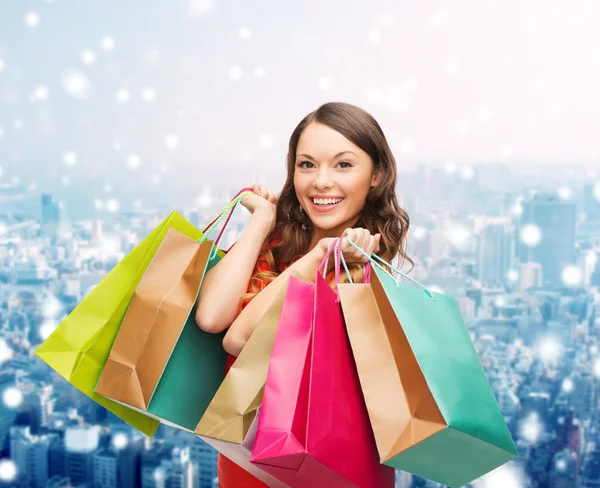 Mujer sonriente con coloridas bolsas de compras — Foto de Stock