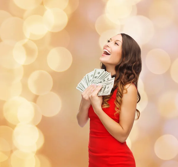 Mulher de vestido vermelho com dinheiro dólar a gente — Fotografia de Stock