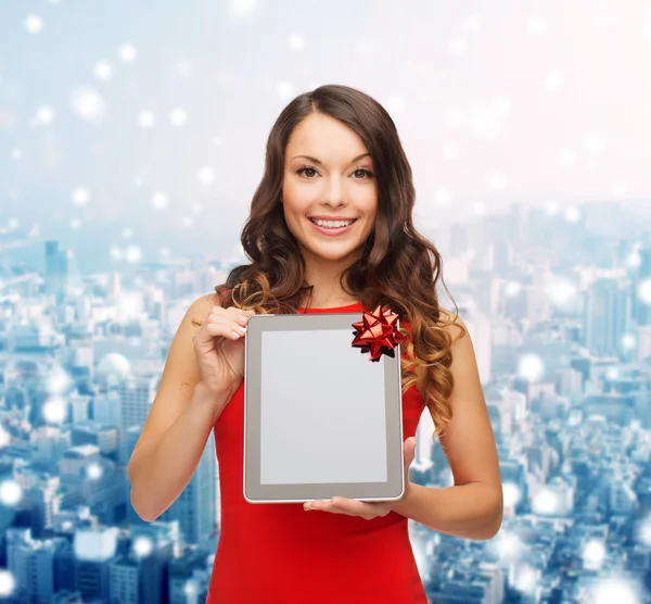 Mujer sonriente con tableta pc — Foto de Stock