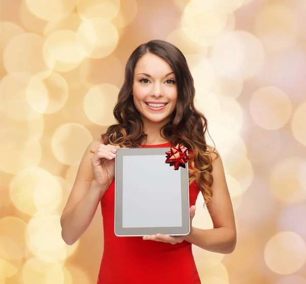 Femeia zâmbitoare cu tabletă PC — Fotografie, imagine de stoc