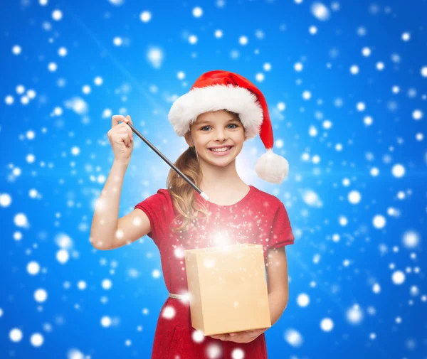 Lachende meisje in helper kerstmuts met een doos van de gift — Stockfoto