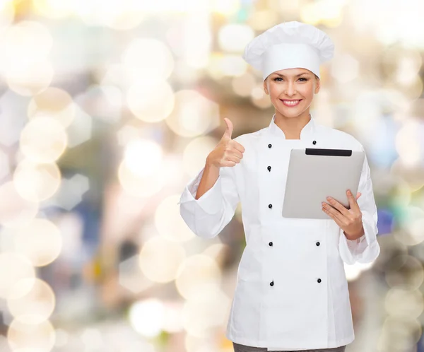 Chef sorridente con tablet pc mostrando pollici in su — Foto Stock