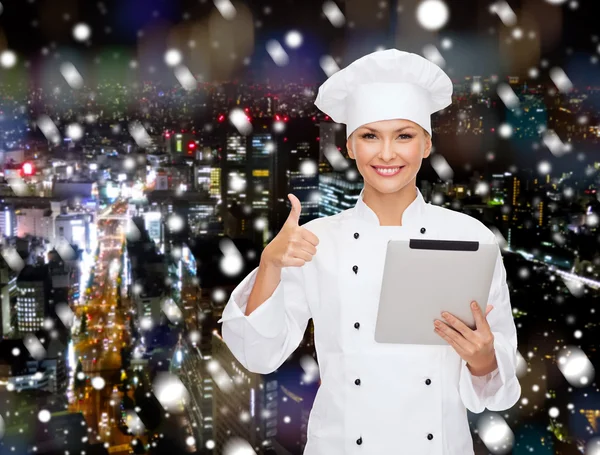 Chef sorridente com tablet pc mostrando polegares para cima — Fotografia de Stock