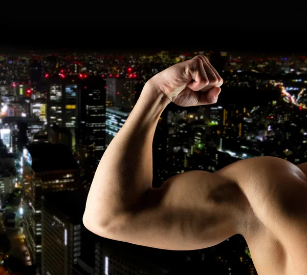 Gros plan de jeune homme montrant biceps — Photo