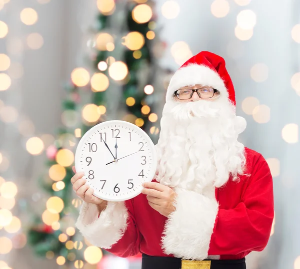 Man in kostuum van de kerstman met klok — Stockfoto