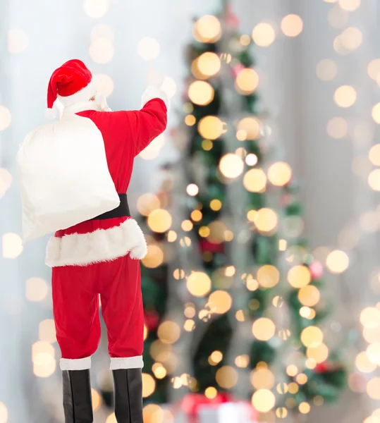 Homme en costume de Père Noël claus avec sac — Photo