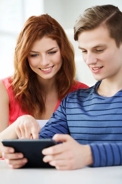 Estudantes sorridentes com tablet pc na escola — Fotografia de Stock