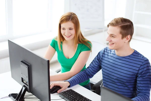 Two smiling students having discussion — Stock Photo, Image