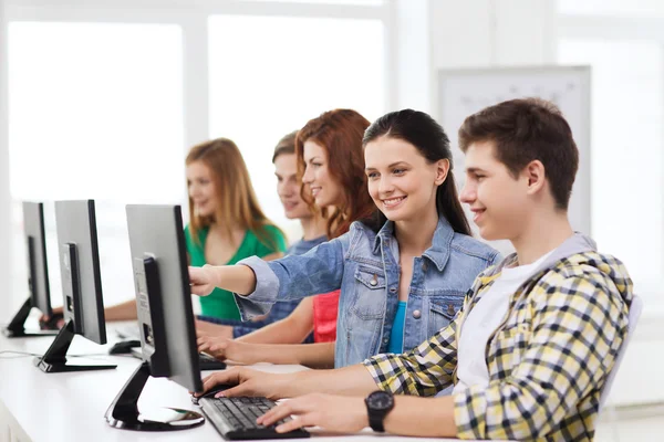 Studente maschio con compagni di classe in classe di computer — Foto Stock