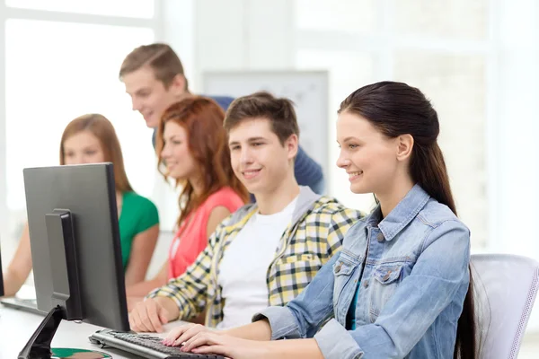 Studente donna con compagni di classe in classe di computer — Foto Stock