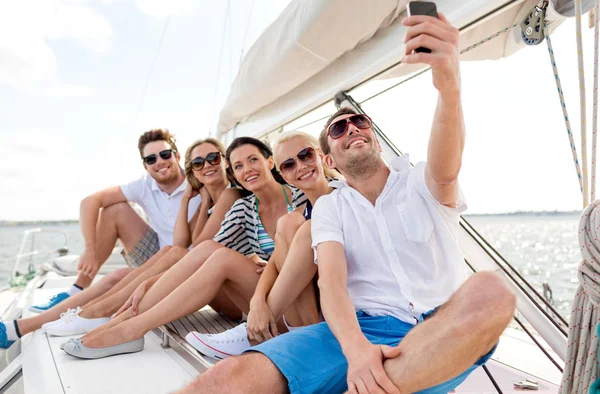 Amis souriants assis sur le pont du yacht — Photo