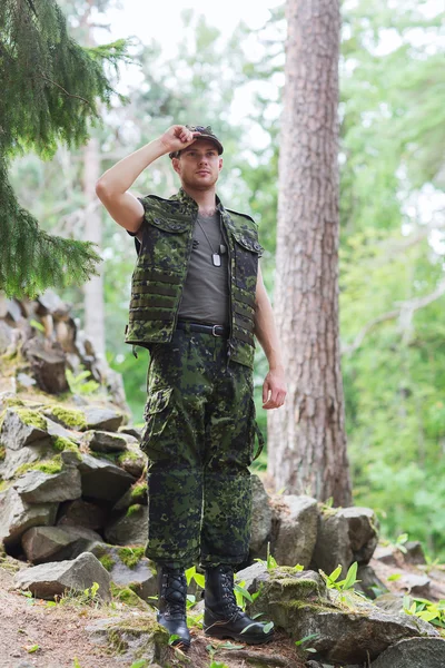 Joven soldado o guardabosques en el bosque — Foto de Stock