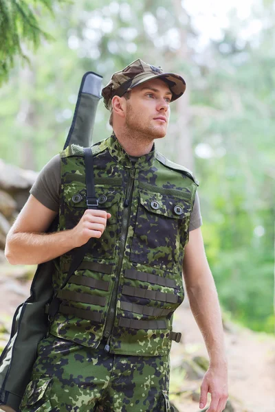 Jeune soldat ou chasseur armé en forêt — Photo