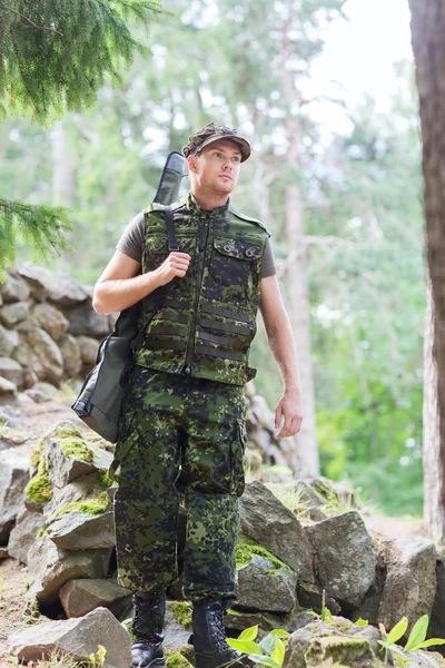 Ung soldat eller jägare med pistol i skogen — Stockfoto