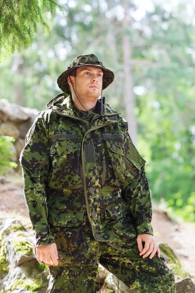 Mladý voják nebo ranger v lese — Stock fotografie