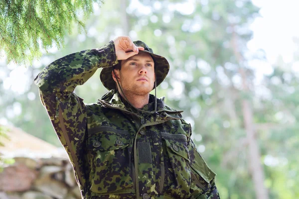 Молодий солдат або рейнджер у лісі — стокове фото